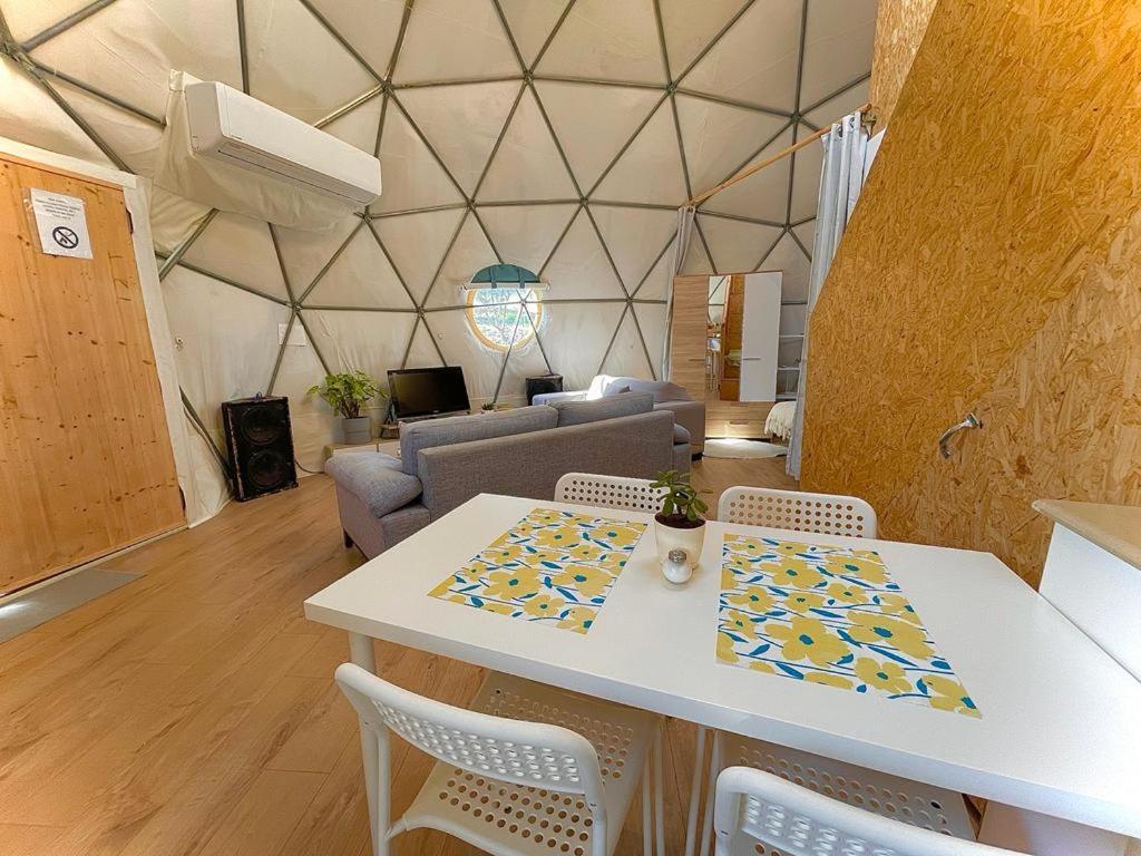 Olive Dome - כיפה גיאודזית ענקית ומודרנית בין עצי הזית Hotell Yavneʼel Exteriör bild