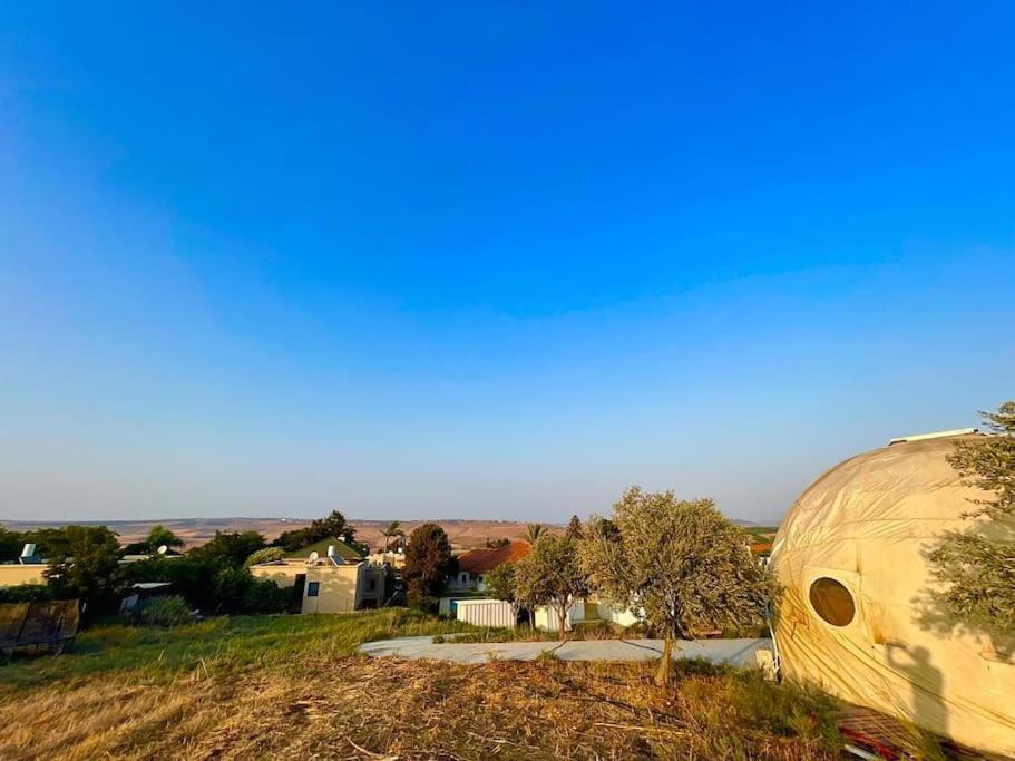 Olive Dome - כיפה גיאודזית ענקית ומודרנית בין עצי הזית Hotell Yavneʼel Exteriör bild